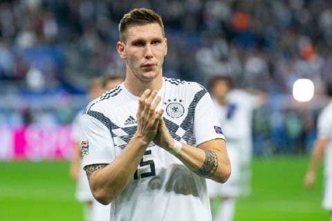 16.10.2018, xkvx, Fussball Nations League, Frankreich - Deutschland emspor, v.l. DFB Deutsche Fussball Nationalmannschaft Spieler nach dem Spiel enttaeuscht, enttaeuscht schauend, dissapointed Niklas Suele (DFB - Deutscher Fussballbund) (DFL DFB REGULATIONS PROHIBIT ANY USE OF PHOTOGRAPHS as IMAGE SEQUENCES and or QUASI-VIDEO) Paris