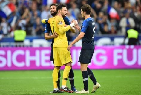 Fußball UEFA Nations League Frankreich - Deutschland am 16.10.2018 im Stade de France in Paris Benjamin Lecomte ( Frankreich ), mitte - Benjamin Pavard ( Frankreich ), rechts - Olivier Giroud ( Frankreich ), hinten DFB regulations prohibit any use of photographs as image sequences and or quasi-video.
