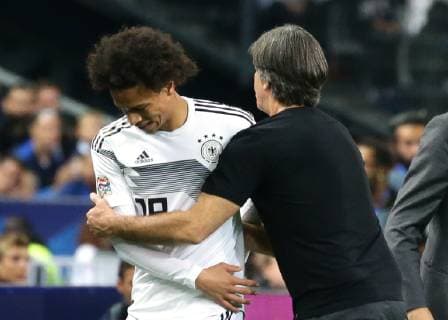 Paris , Fußball Nations League Frankreich vs. Deutschland , von links: Leroy Sane Trainer Joachim Löw ( GER ) DFB regulations prohibit any use of photographs as image sequences and or quasi-video