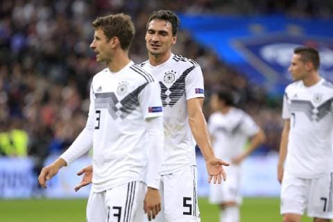 MUELLER Thomas mit HUMMELS Mats Team Deutschland UEFA Nation League 2018 Spiel Frankreich - Deutschland 2 : 1 in Stade de France am 16. Oktober 2018 in Paris DFB regulations prohibit any use of photographs as image sequences and or quasi-video
