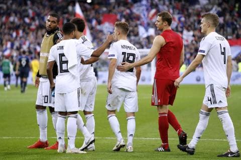 NEUER Manuel Torwart Team Deutschland Mit KIMMICH ung GINTER nach dem Spiel UEFA Nation League 2018 Spiel Frankreich - Deutschland 2 : 1 in Stade de France am 16. Oktober 2018 in Paris DFB regulations prohibit any use of photographs as image sequences and or quasi-video