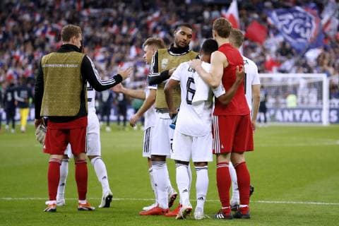 NEUER Manuel Torwart Team Deutschland Mit GNABRY Serge nach dem Spiel UEFA Nation League 2018 Spiel Frankreich - Deutschland 2 : 1 in Stade de France am 16. Oktober 2018 in Paris DFB regulations prohibit any use of photographs as image sequences and or quasi-video