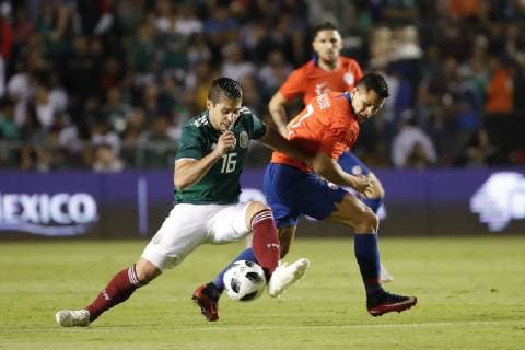 Fußball, Mexiko - Chile Javier Guemez (L) of Mexico vies for the ball against Chile s Alexis Sanchez (R), during a friendly game, between the Mexican and Chilean national soccer teams, at the Corregidora stadium in Queretaro, Mexico, 16 October 2018. Mexico vs Chile !ACHTUNG: NUR REDAKTIONELLE NUTZUNG!  Copyright: xJoséxMéndezx MEX01 20181017-636753475783738603