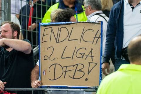 16.10.2018, xkvx, Fussball Nations League, Frankreich - Deutschland emspor, v.l. DFB Fans mit Plakat Spruch 2. Liga Abstieg (DFL DFB REGULATIONS PROHIBIT ANY USE OF PHOTOGRAPHS as IMAGE SEQUENCES and or QUASI-VIDEO) Paris