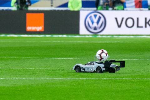 16.10.2018, xkvx, Fussball Nations League, Frankreich - Deutschland emspor, v.l. Ball Spielball Auto Elektroauto (DFL DFB REGULATIONS PROHIBIT ANY USE OF PHOTOGRAPHS as IMAGE SEQUENCES and or QUASI-VIDEO) Paris