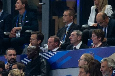 16.10.2018, xkvx, Fussball Nations League, Frankreich - Deutschland emspor, v.l. Oliver Bierhoff (Manager DFB - Deutscher Fussballbund), Daniel Nevile (Bundesverdienstkreuz am Anzug) mit Frau (DFL DFB REGULATIONS PROHIBIT ANY USE OF PHOTOGRAPHS as IMAGE SEQUENCES and or QUASI-VIDEO) Paris
