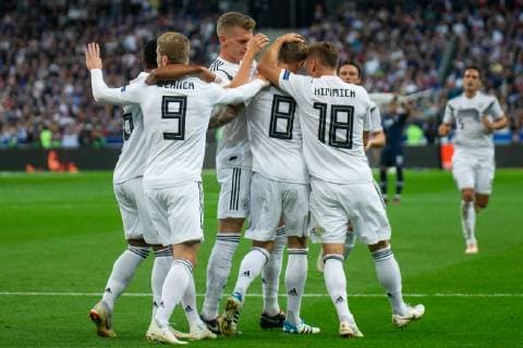 16.10.2018, xkvx, Fussball Nations League, Frankreich - Deutschland emspor, v.l. Tor, Torjubel, Goal celebration, celebrate the goal zum 0:1 durch Toni Kroos (DFB - Deutscher Fussballbund) mit der Mannschaft (DFL DFB REGULATIONS PROHIBIT ANY USE OF PHOTOGRAPHS as IMAGE SEQUENCES and or QUASI-VIDEO) Paris