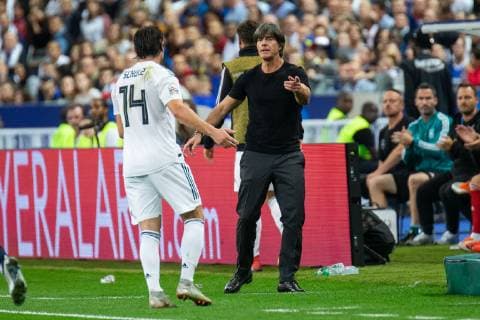 16.10.2018, xkvx, Fussball Nations League, Frankreich - Deutschland emspor, v.l. Head Coach Bundestrainer Joachim Loew (DFB - Deutscher Fussballbund) gibt Anweisung, gestikuliert, mit den Armen gestikulieren, gives instructions, gesticulate (DFL DFB REGULATIONS PROHIBIT ANY USE OF PHOTOGRAPHS as IMAGE SEQUENCES and or QUASI-VIDEO) Paris