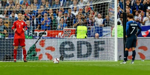 Paris, France, 16.10.2018, UEFA Nations League, League A, Group 1, Frankreich - Deutschland Torwart Manuel Neuer (GER) schaut ( DeFodi048