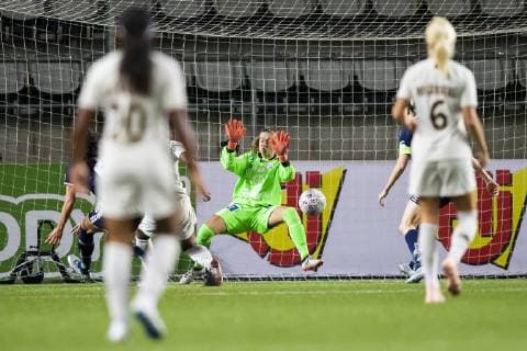 181017 Paris Marie-Antoinette Katoto gör 0-1 bak Linköpings malvakt Stephanie Labbe under attondelsfinalen i Champions League mellan Linköping och Paris Saint-Germain den 17 oktober 2018 i Linköping. Copyright: PETERxHOLGERSSON BB181017PH009