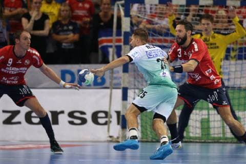 SG Flensburg-Handewitt vs SC Magdeburg, Handball, DHB-Pokal, Achtelfinale, 17.10.18 Marko Bezjak (SC Magdeburg, 25) gegen Holger Glandorf (SG Flensburg-Handewitt, 09) und Tobias Karlsson (SG Flensburg-Handewitt, 03)