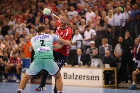 SG Flensburg-Handewitt vs SC Magdeburg, Handball, DHB-Pokal, Achtelfinale, 17.10.18 Rasmus Lauge Schmidt (SG Flensburg-Handewitt, 25) gegen Zeljko Musa (SC Magdeburg, 02)
