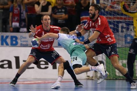 SG Flensburg-Handewitt vs SC Magdeburg, Handball, DHB-Pokal, Achtelfinale, 17.10.18 Marko Bezjak (SC Magdeburg, 25) gegen Holger Glandorf (SG Flensburg-Handewitt, 09) und Tobias Karlsson (SG Flensburg-Handewitt, 03)