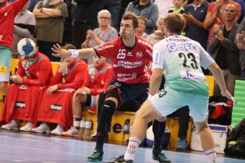 SG Flensburg-Handewitt vs SC Magdeburg, Handball, DHB-Pokal, Achtelfinale, 17.10.18 Rasmus Lauge Schmidt (SG Flensburg-Handewitt, 25) gegen Albin Lagergren (SC Magdeburg, 23)