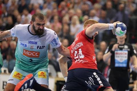 SG Flensburg-Handewitt vs SC Magdeburg, Handball, DHB-Pokal, Achtelfinale, 17.10.18 Jim Gottfridsson (SG Flensburg-Handewitt, 24) gegen Zeljko Musa (SC Magdeburg, 02)