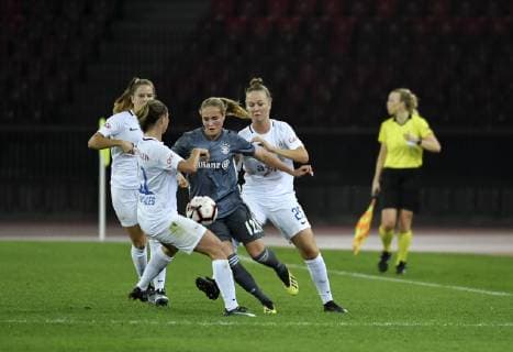 17.10.2018 Zuerich ,Letzigrund, Fussball Frauen,Champions League . FC Zuerich - FC Bayern Frauen. Im Bild : Sydney Lohmann FC Bayern Muenchen) gegen Barla Deplazes .Julia Stierli und Lesley Ramseier alle (FC Zuerich) Aaktion