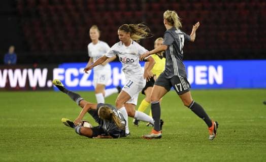 17.10.2018 Zuerich ,Letzigrund, Fussball Frauen,Champions League . FC Zuerich - FC Bayern Frauen. Im Bild : Barla Deplazes (FC Zuerich) gegen Sydney Lohmann am Boden und 17 Kathrin Hendrich beide FC Bayern Muenchen) aktion
