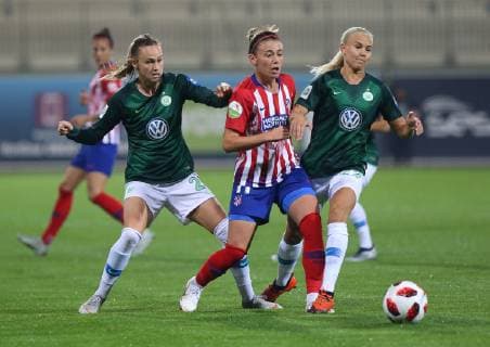 Sport Bilder des Tages VfL vs Atletico Madrid, CL Wolfsburg, Deutschland. 17.10.2018, FUßBALL - VfL Wolfsburg vs Atletico Madrid, Champions League, Achtelfinale, Saison 2015-2016, Volkswagen Arena. Bild zeigt: Caroline Graham Hansen (VfL Wolfsburg), Pernille Harder (VfL Wolfsburg) Wolfsburg