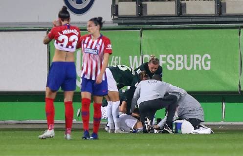 VfL vs Atletico Madrid, CL Wolfsburg, Deutschland. 17.10.2018, FUßBALL - VfL Wolfsburg vs Atletico Madrid, Champions League, Achtelfinale, Saison 2015-2016, Volkswagen Arena. Bild zeigt: Lara Dickenmann (VfL Wolfsburg) liegt verletzt am Boden Wolfsburg