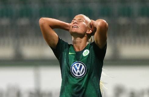 VfL vs Atletico Madrid, CL Wolfsburg, Deutschland. 17.10.2018, FUßBALL - VfL Wolfsburg vs Atletico Madrid, Champions League, Achtelfinale, Saison 2015-2016, Volkswagen Arena. Bild zeigt: Pernille Harder (VfL Wolfsburg) enttäuscht, traurig, niedergeschlagen, verzweifelt, down, frust, frustriert, enttäuschung Wolfsburg