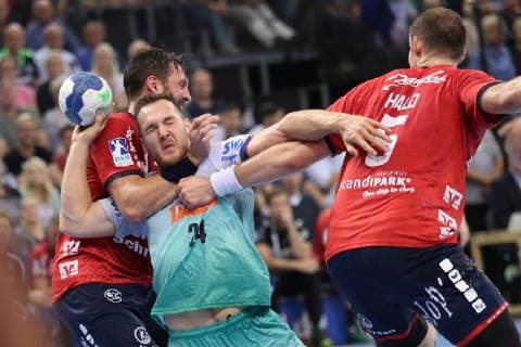 SG Flensburg-Handewitt vs SC Magdeburg, Handball, DHB-Pokal, Achtelfinale, 17.10.18 Christian O Sullivan (SC Magdeburg, 24) gegen Tobias Karlsson (SG Flensburg-Handewitt, 03)