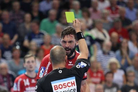 SG Flensburg-Handewitt vs SC Magdeburg, Handball, DHB-Pokal, Achtelfinale, 17.10.18 Tobias Karlsson (SG Flensburg-Handewitt, 03) erhält die gelbe Karte