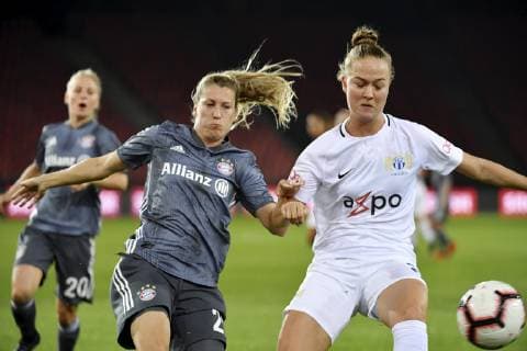 17.10.2018 Zuerich ,Letzigrund, Fussball Frauen,Champions League . FC Zuerich - FC Bayern Frauen. Im Bild : Lesley Ramseier (FC Zuerich) re. gegen Verena Schweers (FC Bayern Muenchen FC Bayern Muenchen) Aktion Zweikampf