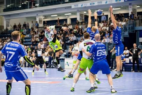 DHB-Pokal; VfL Gummersbach - FRISCH AUF! Goeppingen; 17.10.2018, SCHWALBE arena Gummersbach Marvin Sommer ( 17, VfL Gummersbach), Moritz Preuss ( 69, VfL Gummersbach), Tim Kneule ( 4, Frisch Auf! Goeppingen), DHB-Pokal VfL Gummersbach - SG BBM Bietigheim; Gummersbach, Schwalbe arena