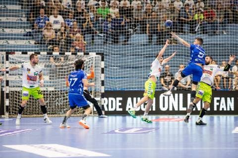 DHB-Pokal; VfL Gummersbach - FRISCH AUF! Goeppingen; 17.10.2018, SCHWALBE arena Gummersbach Jacob Bagersted ( 14, Frisch Auf! Goeppingen), Pouya Norouzi ( 77, VfL Gummersbach), Ivan Martinovic ( 5, VfL Gummersbach), Tim Kneule ( 4, Frisch Auf! Goeppingen), DHB-Pokal VfL Gummersbach - SG BBM Bietigheim; Gummersbach, Schwalbe arena