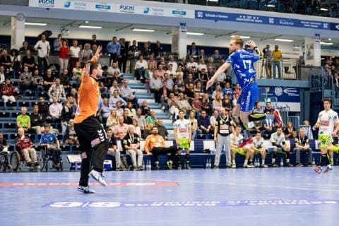 DHB-Pokal; VfL Gummersbach - FRISCH AUF! Goeppingen; 17.10.2018, SCHWALBE arena Gummersbach Daniel Rebmann ( 12, Frisch Auf! Goeppingen), Marvin Sommer ( 17, VfL Gummersbach) , DHB-Pokal VfL Gummersbach - SG BBM Bietigheim; Gummersbach, Schwalbe arena