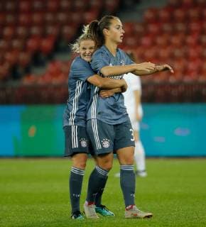 17.10.2018 Stadion Letzigrund Zürich , SCHWEIZ , Saison 2018 2019 Frauen UEFA Womens Champions League Hinspiel FC Zürich Frauen - FC Bayern München Torjubel Dominika Skorvankova - Sara Däbritz (Bayern) beim 0:1