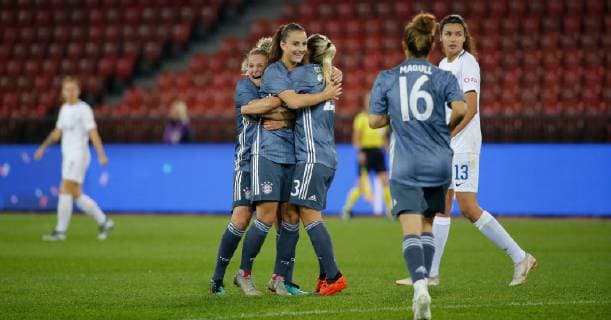 17.10.2018 Stadion Letzigrund Zürich , SCHWEIZ , Saison 2018 2019 Frauen UEFA Womens Champions League Hinspiel FC Zürich Frauen - FC Bayern München Torjubel Dominika Skorvankova , Sara Däbritz und Mandy Islacker (Bayern) beim 0:1