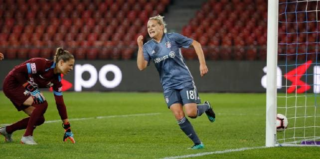 Sport Bilder des Tages 17.10.2018 Stadion Letzigrund Zürich , SCHWEIZ , Saison 2018 2019 Frauen UEFA Womens Champions League Hinspiel FC Zürich Frauen - FC Bayern München Torjubel Dominika Skorvankova (Bayern) beim 0:2 . Torhüterin Elvira Herzog (FCZ Frauen)