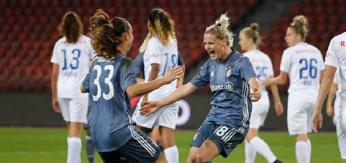17.10.2018 Stadion Letzigrund Zürich , SCHWEIZ , Saison 2018 2019 Frauen UEFA Womens Champions League Hinspiel FC Zürich Frauen - FC Bayern München Torjubel Sara Däbritz - Dominika Skorvankova (Bayern) beim 0:2