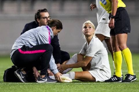 181017 Paris Andrine Hegerberg med skada under attondelsfinalen i Champions League mellan Linköping och Paris Saint-Germain den 17 oktober 2018 i Linköping. Copyright: PETERxHOLGERSSON BB181017PH015