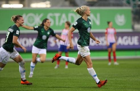 VfL vs Atletico Madrid, CL Wolfsburg, Deutschland. 17.10.2018, FUßBALL - VfL Wolfsburg vs Atletico Madrid, Champions League, Achtelfinale, Saison 2015-2016, Volkswagen Arena. Bild zeigt: Pernille Harder (VfL Wolfsburg) jubelt mit der Mannschaft nach ihrem Tor zum 1:0 Wolfsburg