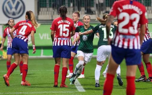 VfL vs Atletico Madrid, CL Wolfsburg, Deutschland. 17.10.2018, FUßBALL - VfL Wolfsburg vs Atletico Madrid, Champions League, Achtelfinale, Saison 2015-2016, Volkswagen Arena. Bild zeigt: Ewa Pajor (VfL Wolfsburg) jubelt mit der Mannschaft nach ihrem Tor zum 2:0 Wolfsburg
