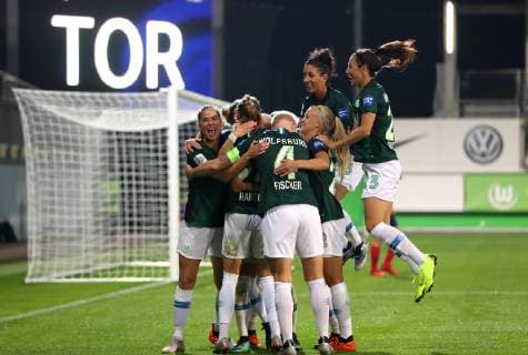 VfL vs Atletico Madrid, CL Wolfsburg, Deutschland. 17.10.2018, FUßBALL - VfL Wolfsburg vs Atletico Madrid, Champions League, Achtelfinale, Saison 2015-2016, Volkswagen Arena. Bild zeigt: Ewa Pajor (VfL Wolfsburg) jubelt mit der Mannschaft nach ihrem Tor zum 2:0 Wolfsburg