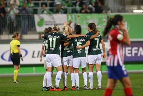 VfL vs Atletico Madrid, CL Wolfsburg, Deutschland. 17.10.2018, FUßBALL - VfL Wolfsburg vs Atletico Madrid, Champions League, Achtelfinale, Saison 2015-2016, Volkswagen Arena. Bild zeigt: Pernille Harder (VfL Wolfsburg) jubelt mit der Mannschaft nach ihrem Tor zum 4:0 Wolfsburg