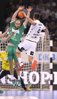 Foto : Torwurf Harald Reinkind gegen Maximilian Janke ( Leipzig ) Handball - 1. Bundesliga , Pokalspiel am Mi. 17.10.2018 THW Kiel - DHfK Leipzig