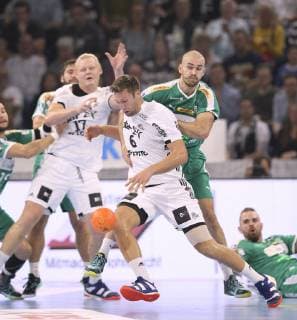 Foto : am Ball Harald Reinkind gegen Franz Semper ( Leipzig ) Handball - 1. Bundesliga , Pokalspiel am Mi. 17.10.2018 THW Kiel - DHfK Leipzig