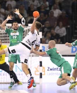Foto : am Ball Harald Reinkind gegen Bastian Roscheck ( Leipzig ) Handball - 1. Bundesliga , Pokalspiel am Mi. 17.10.2018 THW Kiel - DHfK Leipzig