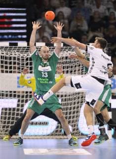 Foto : Torwurf Harald Reinkind gegen Maximilian Janke ( Leipzig ) Handball - 1. Bundesliga , Pokalspiel am Mi. 17.10.2018 THW Kiel - DHfK Leipzig