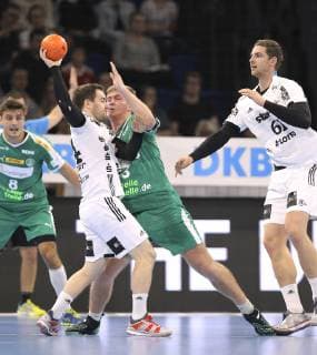 Foto : Miha Zarabec gegen Franz Semper ( grün Leipzig ) Handball - 1. Bundesliga , Pokalspiel am Mi. 17.10.2018 THW Kiel - DHfK Leipzig