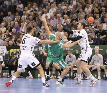 Foto : Maximilian Janke ( Leipzig ) gegen Hendrik Pekeler Handball - 1. Bundesliga , Pokalspiel am Mi. 17.10.2018 THW Kiel - DHfK Leipzig