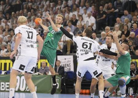 Foto : Philipp Weber ( Leipzig ) wirft gegen Hendrik Pekeler Handball - 1. Bundesliga , Pokalspiel am Mi. 17.10.2018 THW Kiel - DHfK Leipzig
