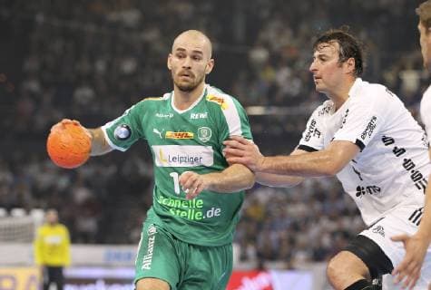 Foto : Maximilian Janke ( Leipzig ) gegen Duvnjak , rechts Handball - 1. Bundesliga , Pokalspiel am Mi. 17.10.2018 THW Kiel - DHfK Leipzig