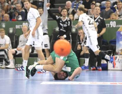 Foto : Lukas Binder ( Leipzig ) kommt zu Fall Handball - 1. Bundesliga , Pokalspiel am Mi. 17.10.2018 THW Kiel - DHfK Leipzig