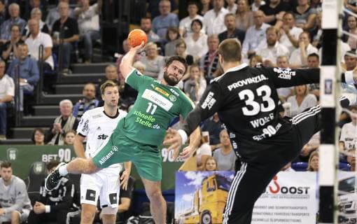 Foto : Lukas Binder ( Leipzig ) beim Torwurf gegen Andreas Wolff Handball - 1. Bundesliga , Pokalspiel am Mi. 17.10.2018 THW Kiel - DHfK Leipzig