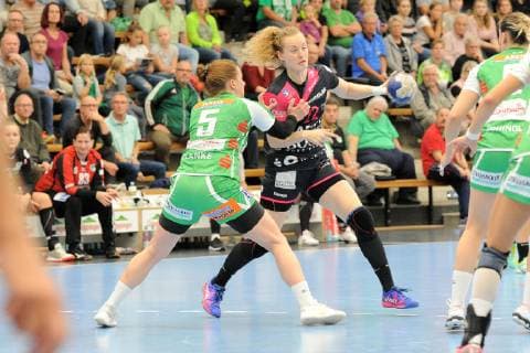 Maren Weigel (TusSies Metzingen 22) gegen Annika Blanke (FrischAuf Goeppingen 5) TusSies Metzingen, Handball, HBF, Ligaspiel, 17.10.2018, Foto:TBaur Eibner FrischAuf Goeppingen vs. TusSies Metzingen Goeppingen Copyright: xEIBNER TobiasxBaurx EP_TBR